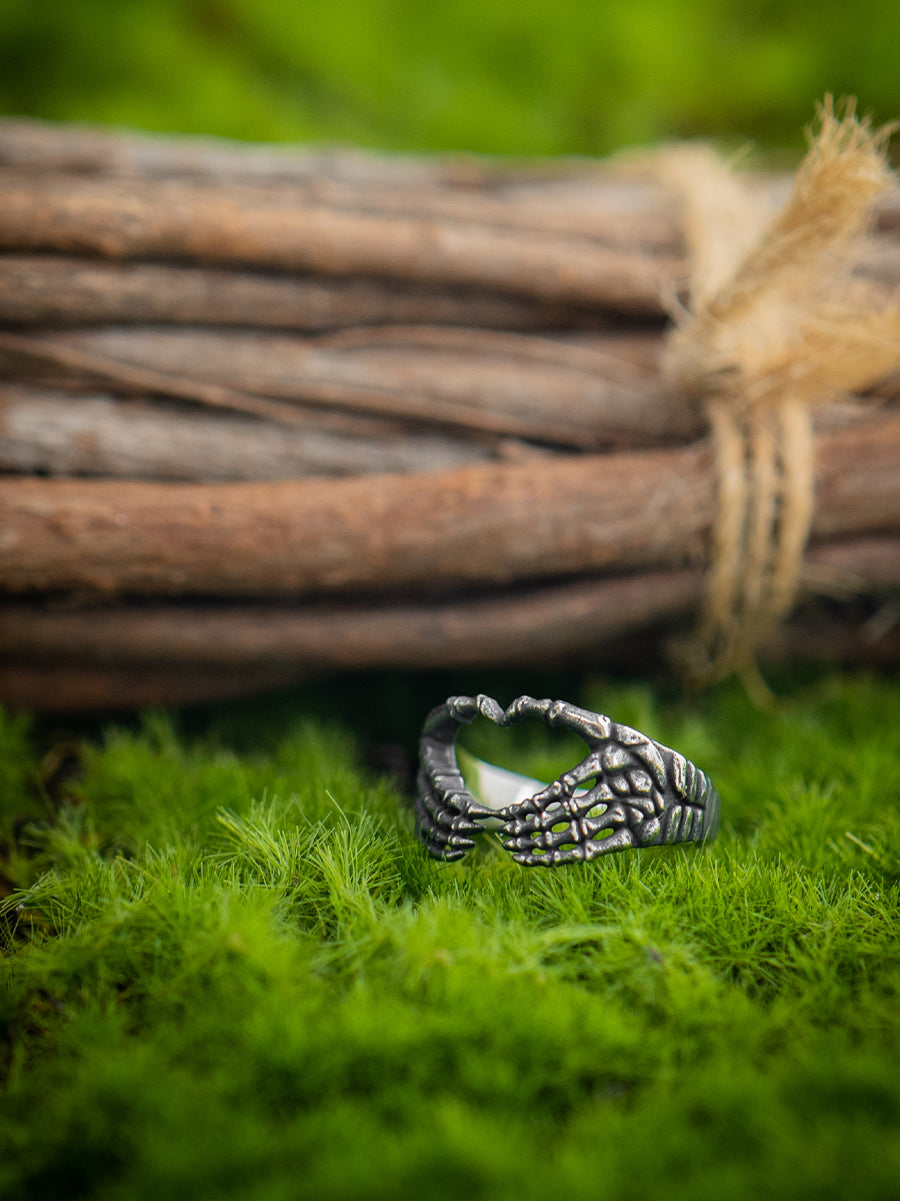 Skull finger heart ring