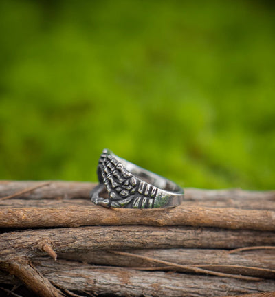 Skull finger heart ring